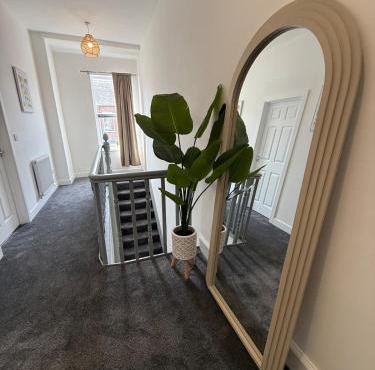 ResiLets Barnard St NEW Large 4 Bed House, Contractor Stays, Central