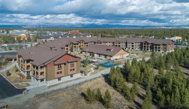 Resort 1BD condo 1 block from Yellowstone gates with resort amenities
