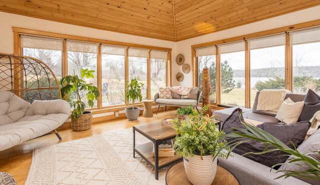 RESORT 21 - A private oasis on the lake.