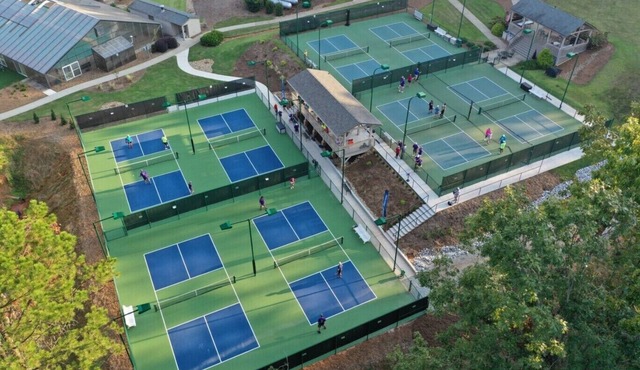 Resort Access - Lake - Pools -Pickleball - Gym. Spacious townhome for groups