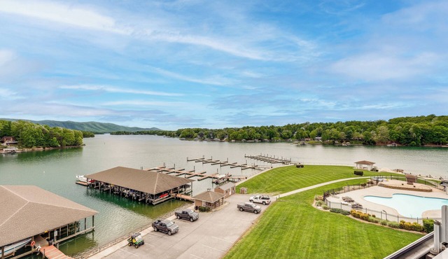 Resort Amenities & Beach Access: Huddleston Condo