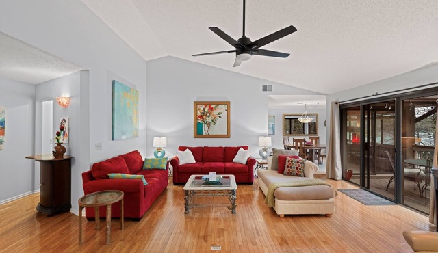 Resort Amenities, Dog Friendly, Keowee Lakefront, 5 Star Clean, Modern Vibe.