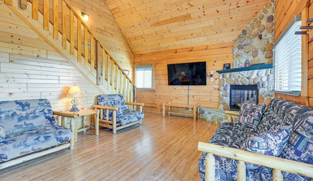 Resort Cabin w/Lake Access in Central Warrens!