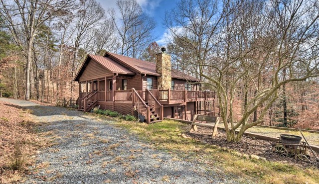 Resort Cabin with Hot Tub about 4 Miles to Downtown!