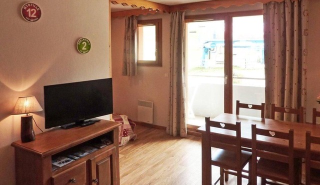 Resort center, 1st floor, swimming pool, sauna, balcony, tv, ski locker, 36m², Les Orres