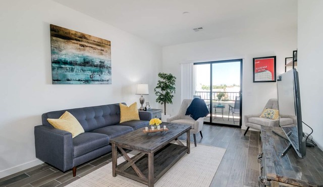 Resort Condo! Walk to Rest. and Bars! 30 night Min