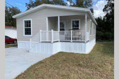 Resort Cottage near parks at Great Price!