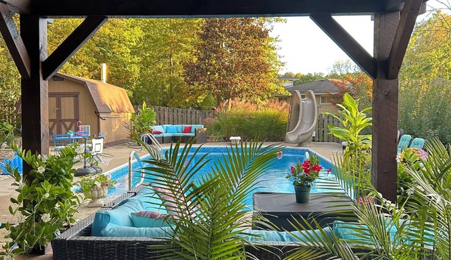 RESORT HOME, POOL, COVERED HOT TUB/HEATED FIRE PIT, INFINITY DIGITAL GAME TABLE.