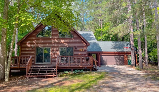 Resort home with private indoor hot tub, game room, firepit, bikes, Ping-Pong
