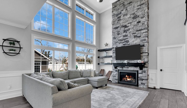 Resort like House w/inground pool,theatre room & 8 min drive to Jenkinsons Beach
