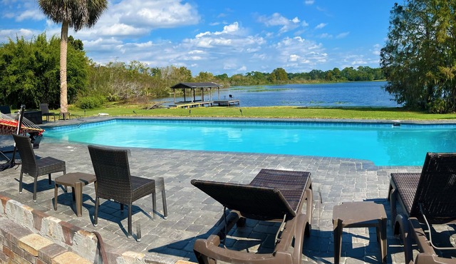 Resort like Lake House on 2+ acres, Golf Course, pool, fishing dock, pool table