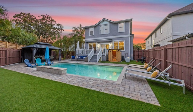 Resort Living| Pool, Sauna, Cold Plunge, Golf Cart
