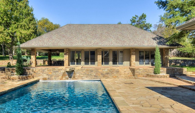 Resort living in Edmond with pool & tennis court!