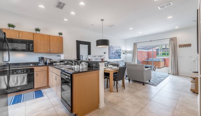Resort living, next to Disney Townhome with hottub