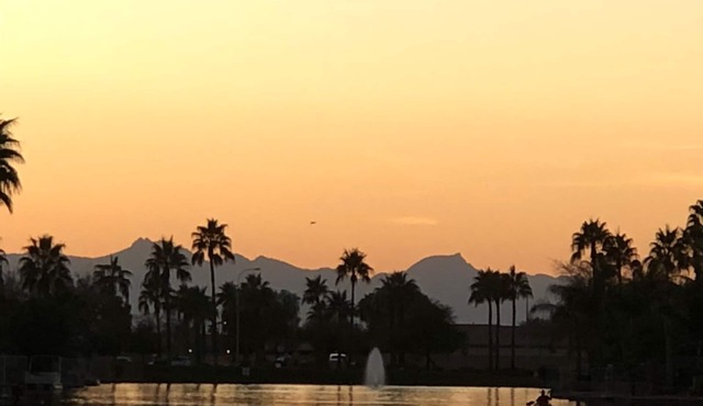 Resort Living! Quiet Lakefront Home. Pool, large shaded patio, fishing, sleeps 9