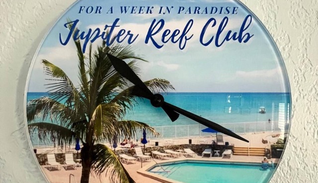 Resort ON THE BEACH in Jupiter with ACnFull kitchen WD King bed Queen sofa