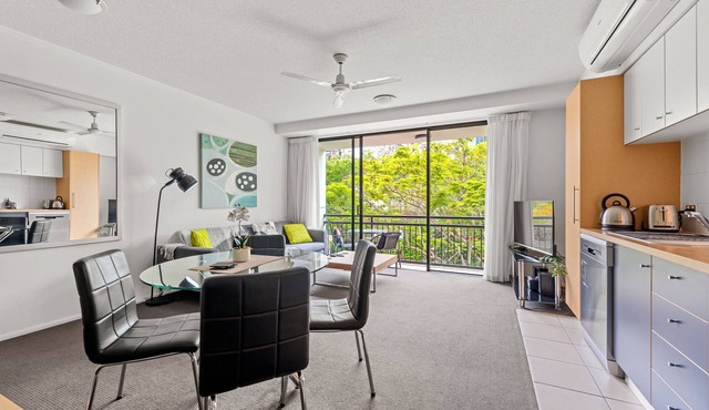 Resort Pad ~ 1Bed/1Bath/Balcony/1Car ~ 10 mins CBD