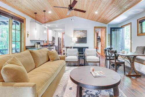 Resort Perks, By Lake Glenville Chinquapin Escape