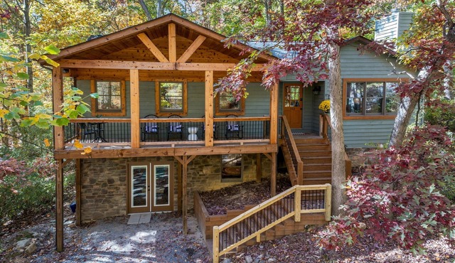Resort Retreat: Sauna, Hot Tub, Pool table + more!