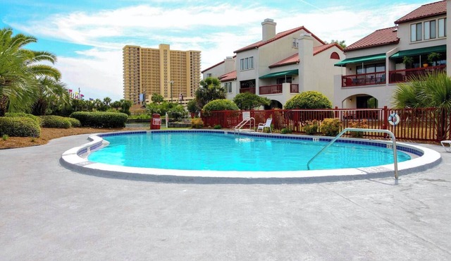 Resort Studio on Lagoon with Balcony, Pool, Sauna, Dock, Etc - 1 Block to Beach!