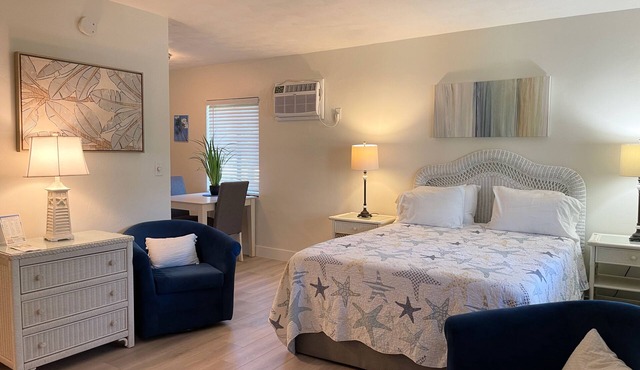Resort Studio with Full Kitchen & Pool - Walk to Beach