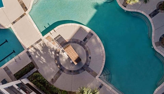 Resort Style 1 Bedroom Retreat with Pool & Gym Near, NRG, Med Center & Galleria.