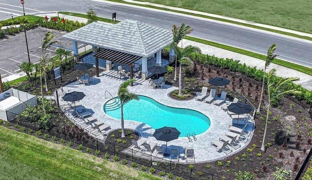 Resort-Style 2-Bedroom Townhome with Pool, WiFi, and AC in Sarasota