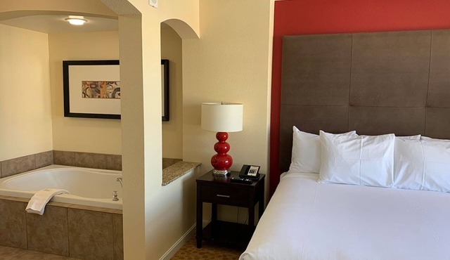 Resort-Style 2BR; Pools, Balcony + 10 Min - Strip