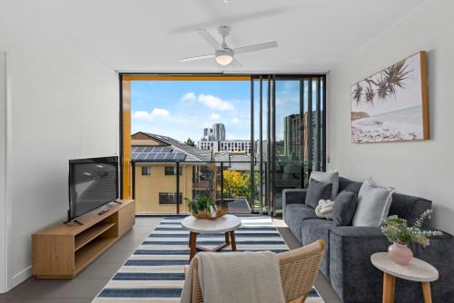 Resort Style 2BR with Beautiful Pool, Gym and Parking