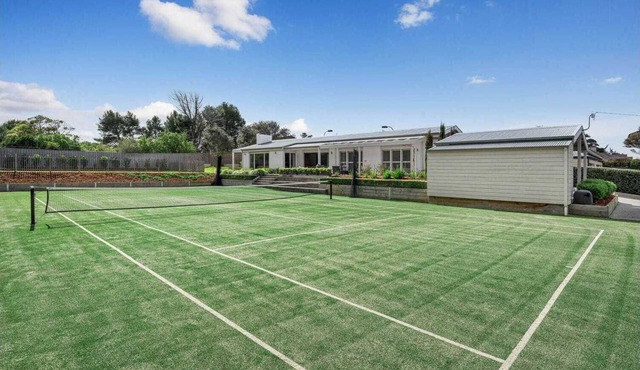 Resort-style 4-bedroom, tennis court, pool, spa, gardens, alfresco in Portsea