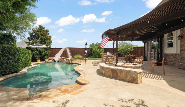 Resort-Style 4BR w/Pool & Hot Tub, Putting Green & Theater Room & Arcade Games
