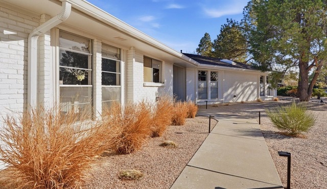 Resort Style 5-bedroom house with Heated Pool and Hot Tub in the Foothills