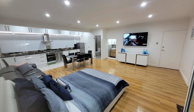 Resort Style Apartment Escape with Heated Pool, Tennis Court Outdoor BBQ