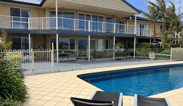 Resort Style Apartment (Ground Floor) - Pool & More. Pets Welcome.