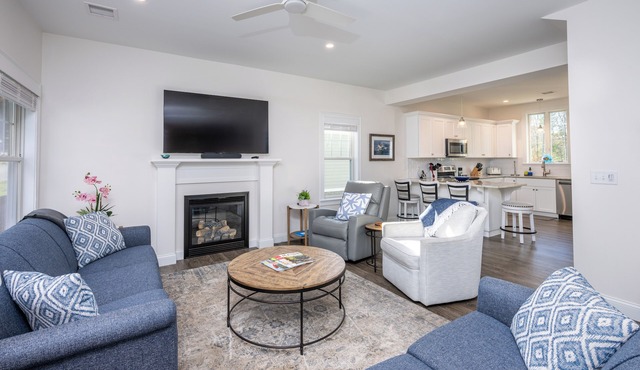 Resort style community, heated pools, club house, game room, 15 mins to beaches.
