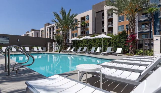 Resort-Style Condo 3 Miles to Disney