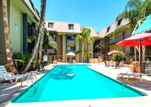 Resort-Style Condo with Pool, Balcony, Walk to U of A