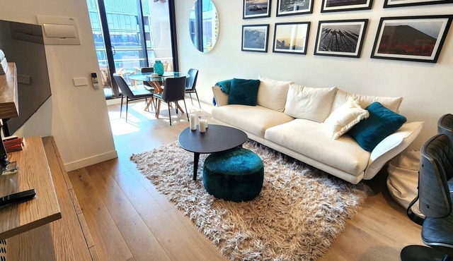 Resort-style Exec 1 Bed w study in Port Melbourne