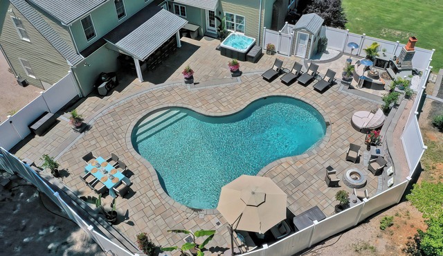 Resort style getaway w/pool, spa, game room & more