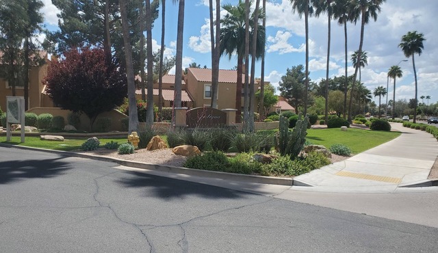 Resort style ground level condo in excellent Scottsdale location off 101 fwy.