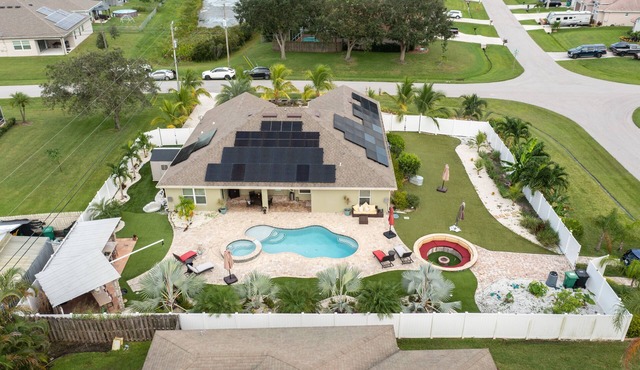 Resort Style Home 5 min. from shopping and restaurants, 10 min. to local beaches