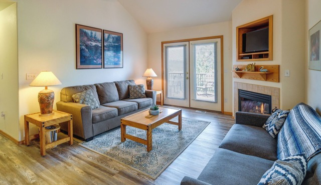 Resort-Style Klamath Falls Home, Golf Course View!