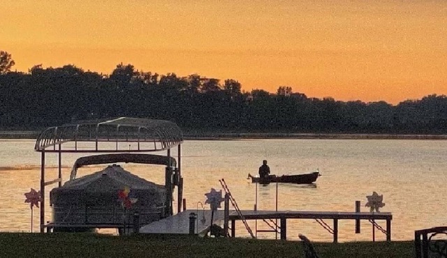 Resort Style Lake Front Home. Pontoon Available.