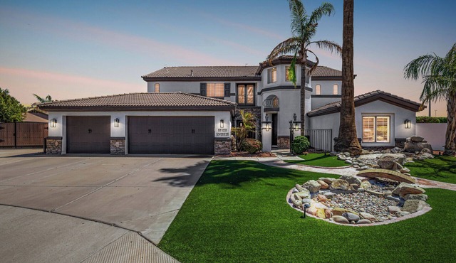 Resort-Style Luxury ~ Pool, Hot Tub, Water Slide, Sports Courts, Skate Ramp +