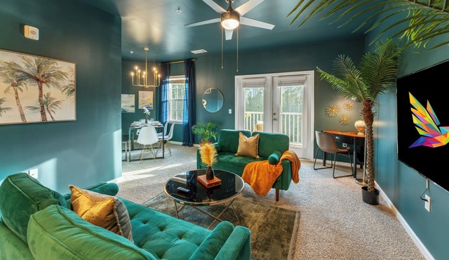 Resort Style - Pool - Gym - Bikes - Screened Lanai - Live the Luxury Life!