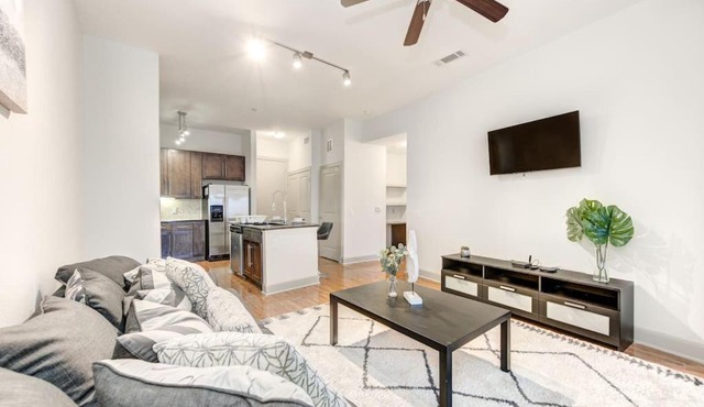 Resort-style Pool, Gym/Garage, 1Br, Medical Center