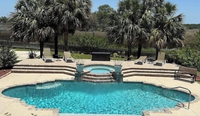 Resort Style Pool, Dock, Pickleball, Kayaks, + so much more!