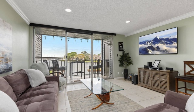 Resort Style Serenity on Lake Conroe: Tennis, Lake-Side Pool, Gym, Marina