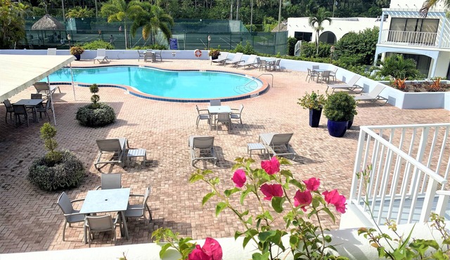 Resort style vacation, 2BR/2BA condo in the heart of Naples: 8min to the beach