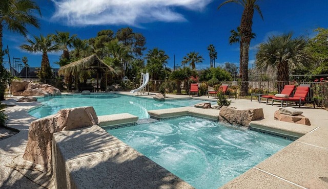 Resort style Villa for Families & Groups with Pool, Spa, Basketball, Mini golf